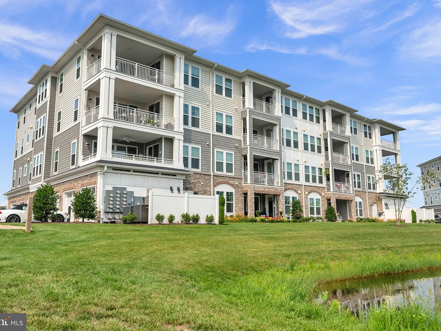 3 bed, 2.5 bath, 2602 sqft, $4,000 — Photo 1