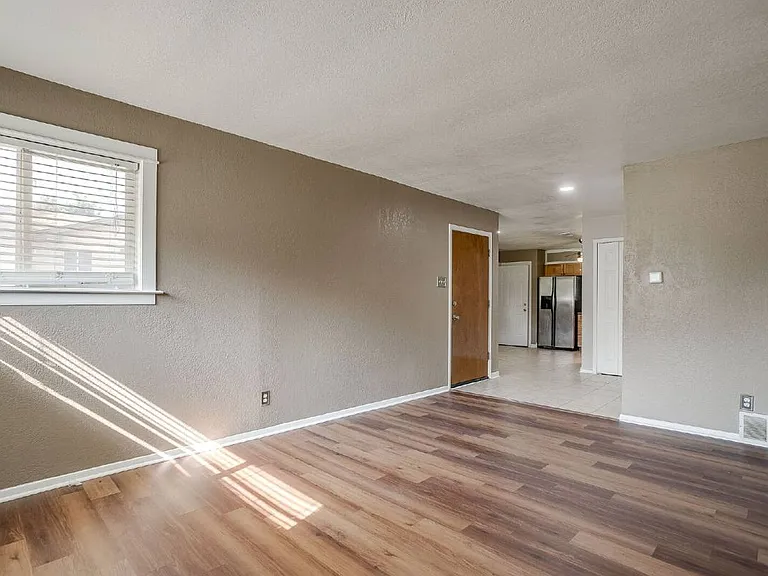 204 Mildred Ln — Photo 4