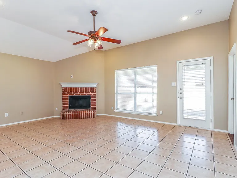 528 Cambridge Dr — Photo 2