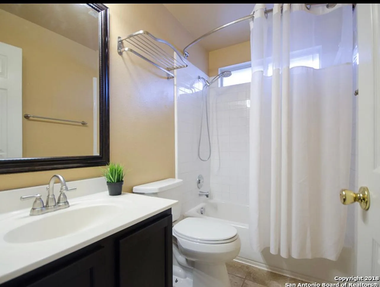 5 bed, 3.5 bath, 2676 sqft, $2,400 — Photo 3