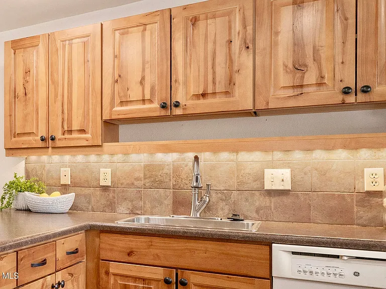 128 Village Dr #4-202-22 — Photo 5