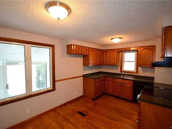 5th image of 61 Wheaton Dr