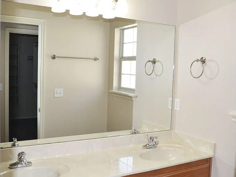 Sydney Court Townhomes — Photo 30
