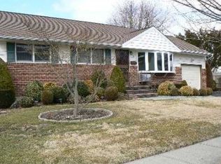 4 Lee Pl, Old Bethpage, NY 11804