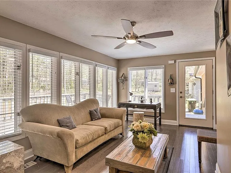 6207 Moss Dr — Photo 2