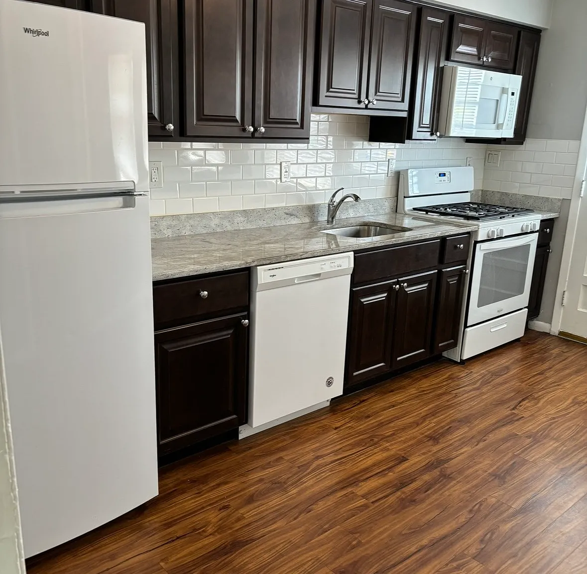 2 bed, 1000 sqft, $2,295 — Photo 2