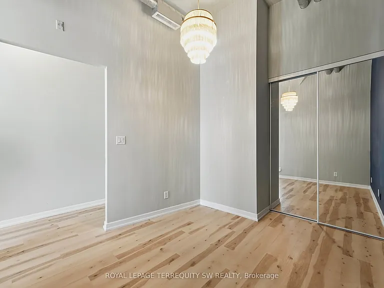 380 Macpherson Ave #324 — Photo 12