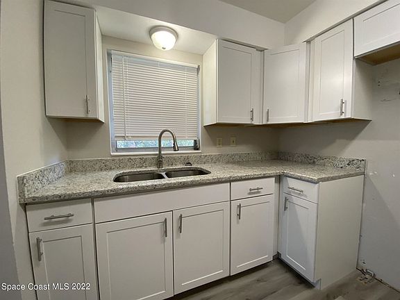4th image of 1610 S De Leon Ave