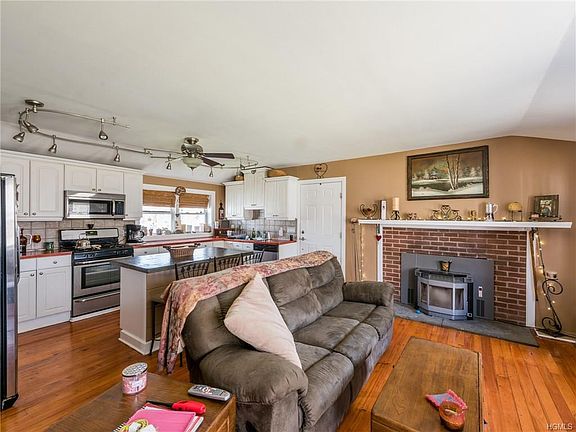 4th image of 10 Kent Acres Ct