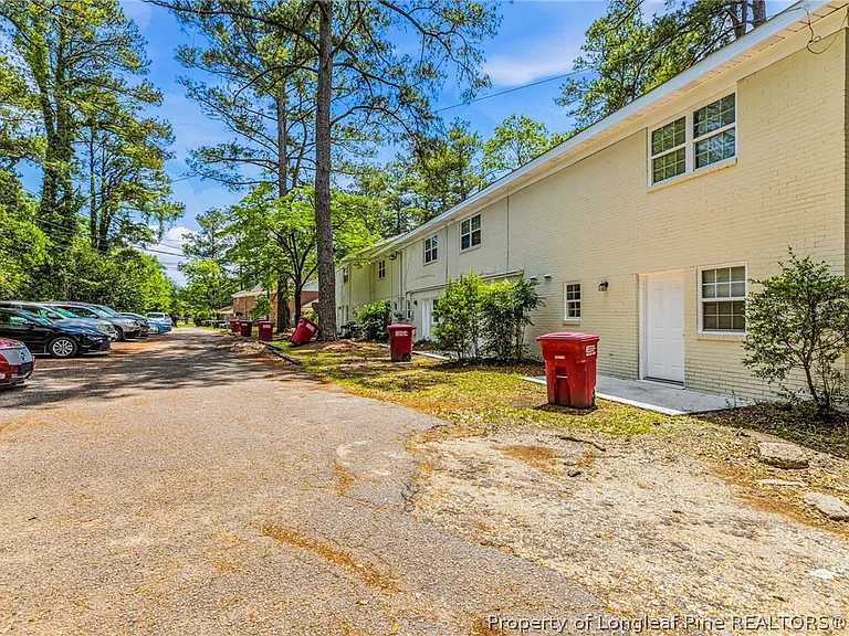 2328 Barrington Cir — Photo 4