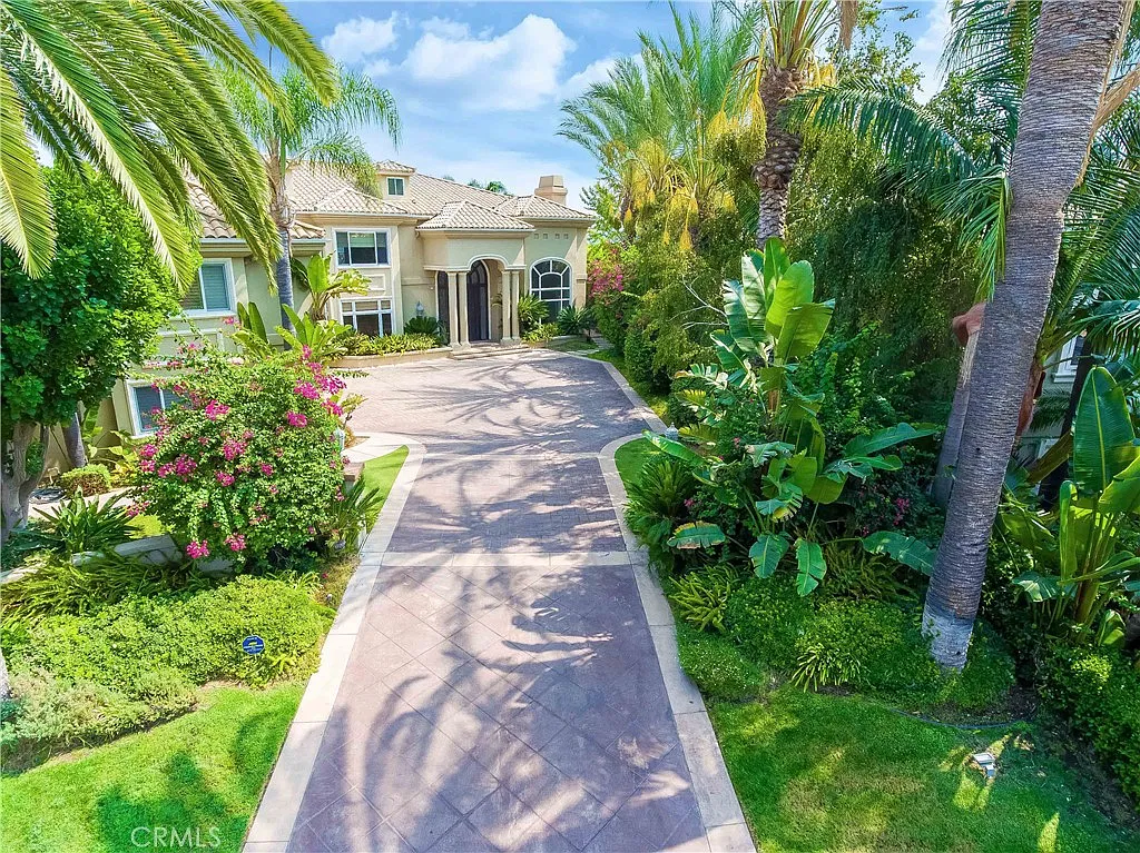 6 bed, 10059 sqft, $30,000 — Photo 2