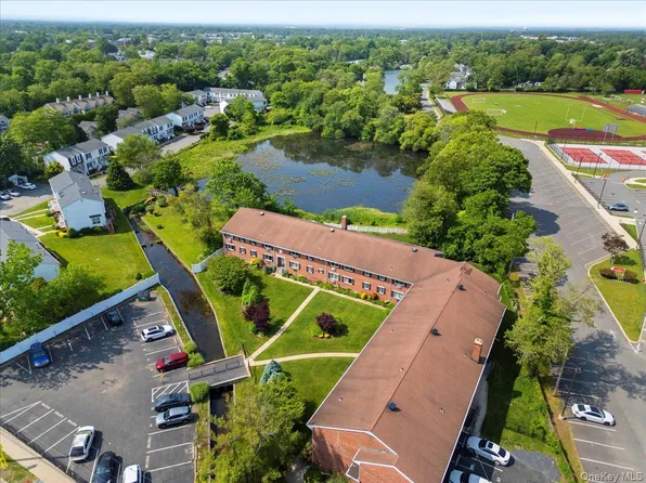 200 Merrick Road #R, Amityville, NY 11701