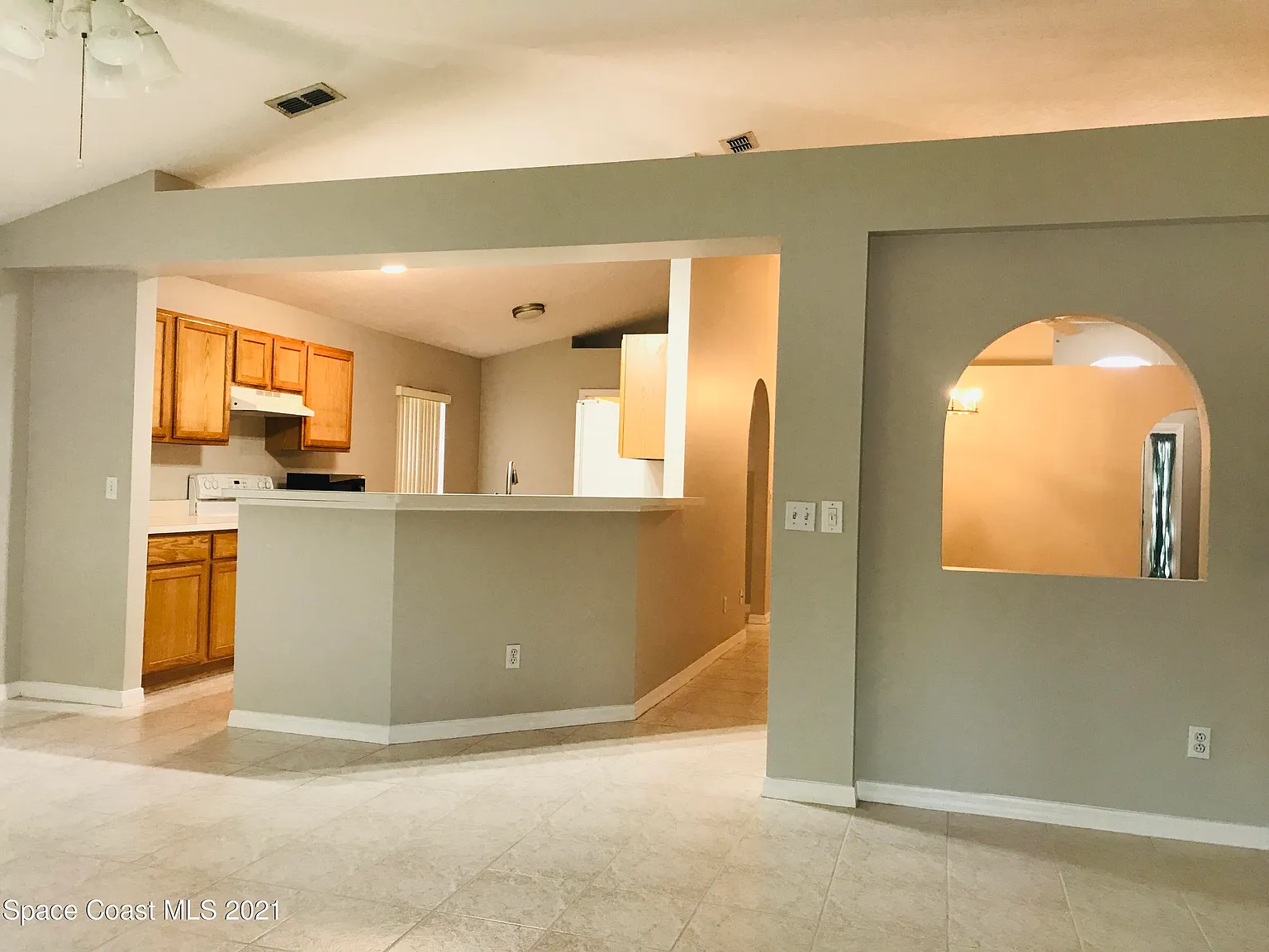 3 bed, 2.0 bath, 1865 sqft, $2,400 — Photo 2