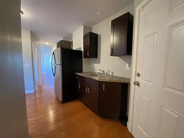 27 Florence St #1R — Photo 3