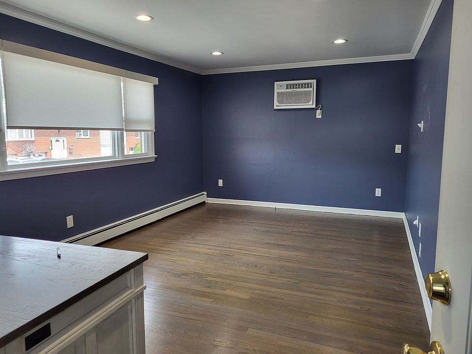 1st image of 722 Tyler St Floor 1