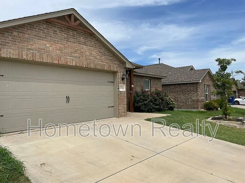 3 bed, 2.0 bath, 1405 sqft, $1,650 — Photo 3