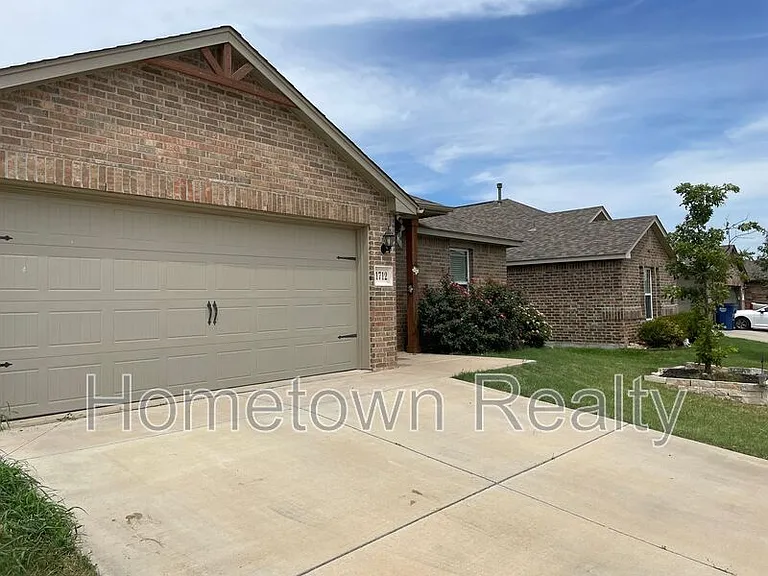 1712 Vermilion Ln — Photo 3