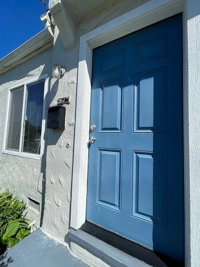 Quaint Studio, Freshly Painted, with modern fixtures, with front and back entrance, — Photo 2