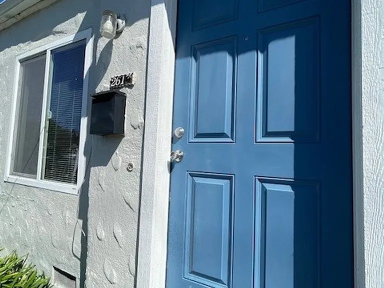 Quaint Studio, Freshly Painted, with modern fixtures, with front and back entrance, — Photo 2
