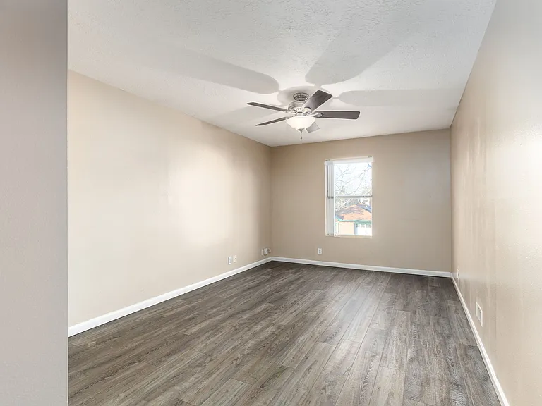 9210 Encino Vlg — Photo 10