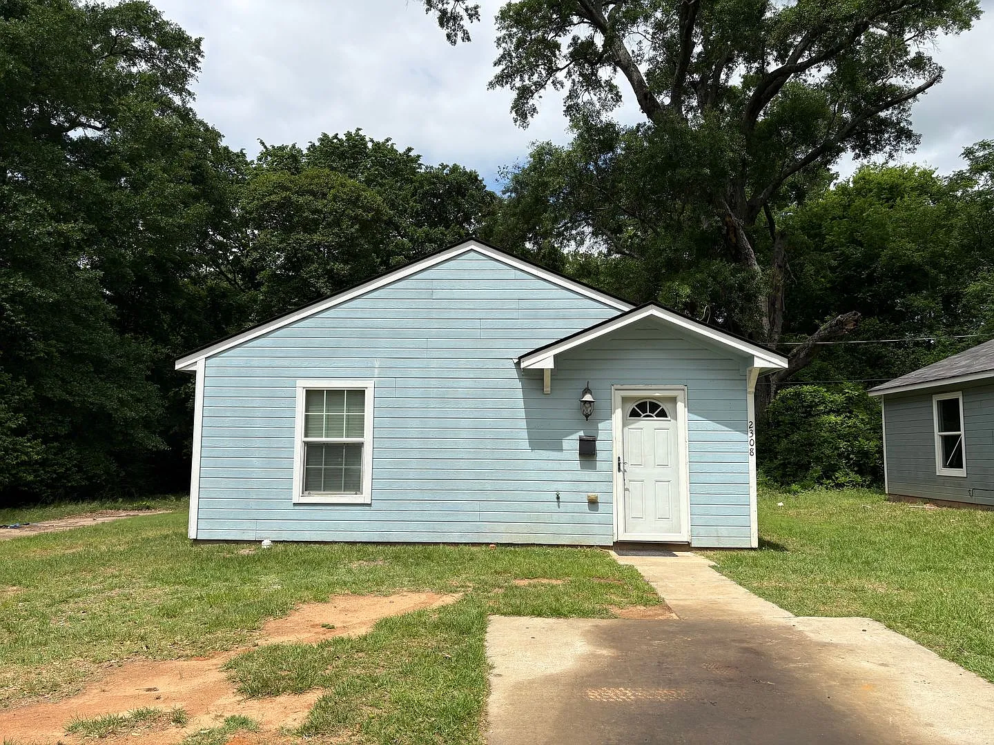 Cozy 2 bedroom/1 bath house with Central Air & Heat — Photo 1