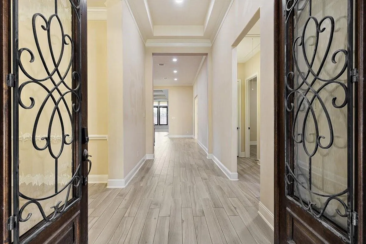 4 bed, 4.5 bath, 4772 sqft, $4,500 — Photo 4