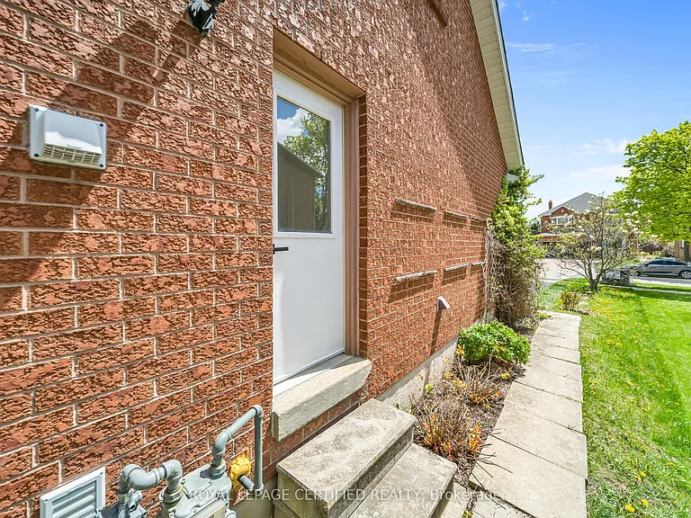 5016 Natkarni Cres #LOWER — Photo 2