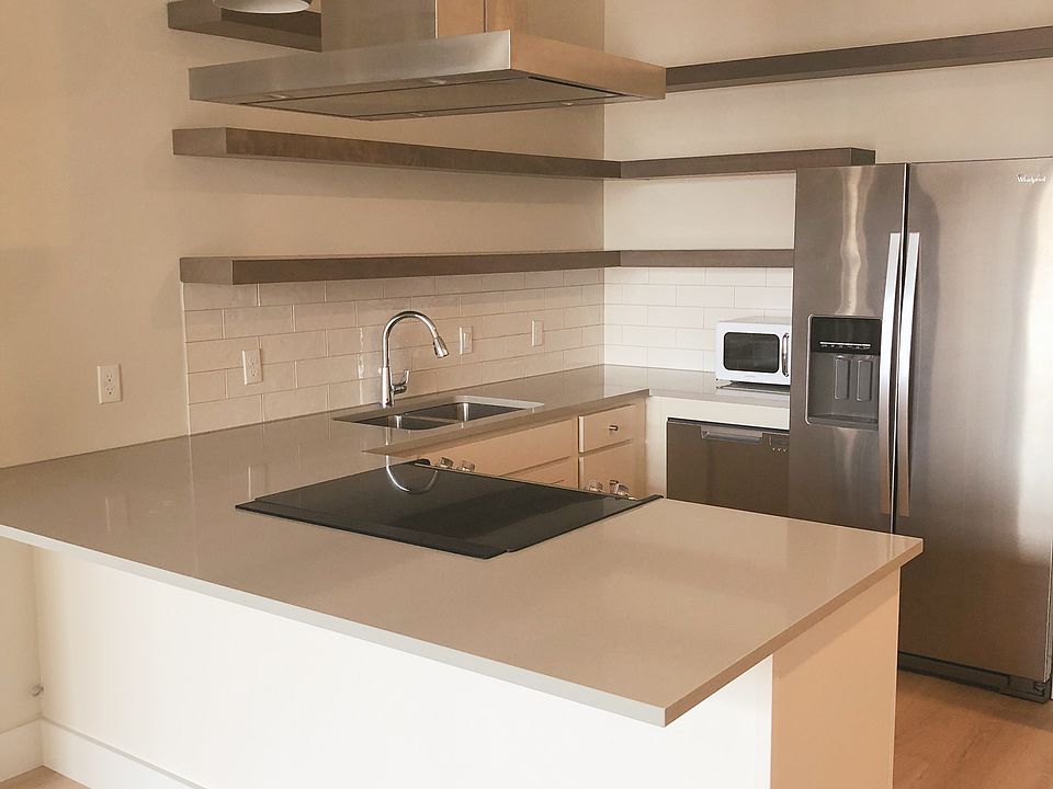 Kitchen with peninsula