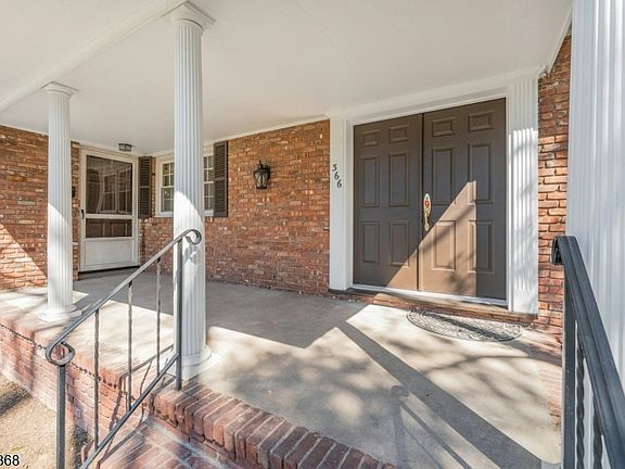 4th image of 366 Valley View Ave