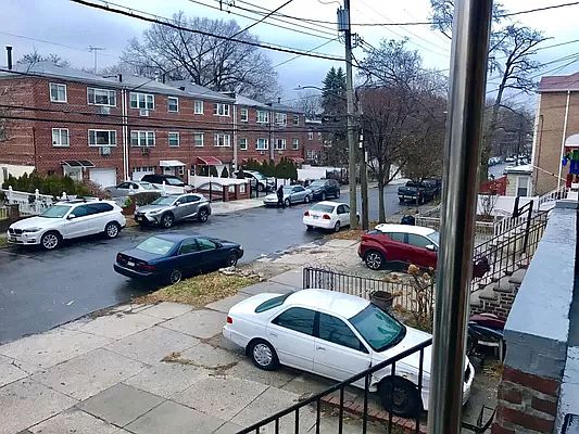 3rd image of 1352 Balcom Ave