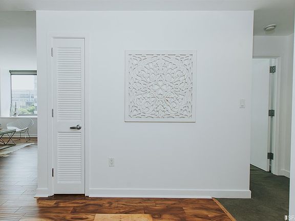 4th image of 260 King St Unit 459