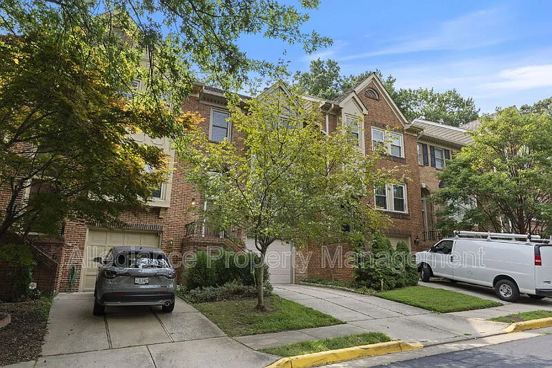 3 bed, 2.5 bath, 2216 sqft, $3,350 — Photo 3