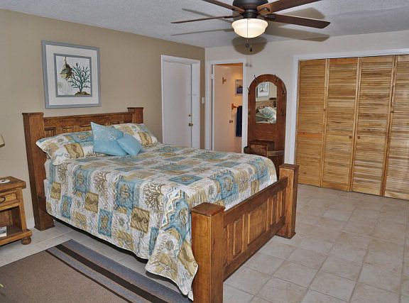 3rd image of 6201 Padre Blvd
