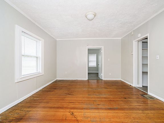 4th image of 3902 N Kenwood Ave