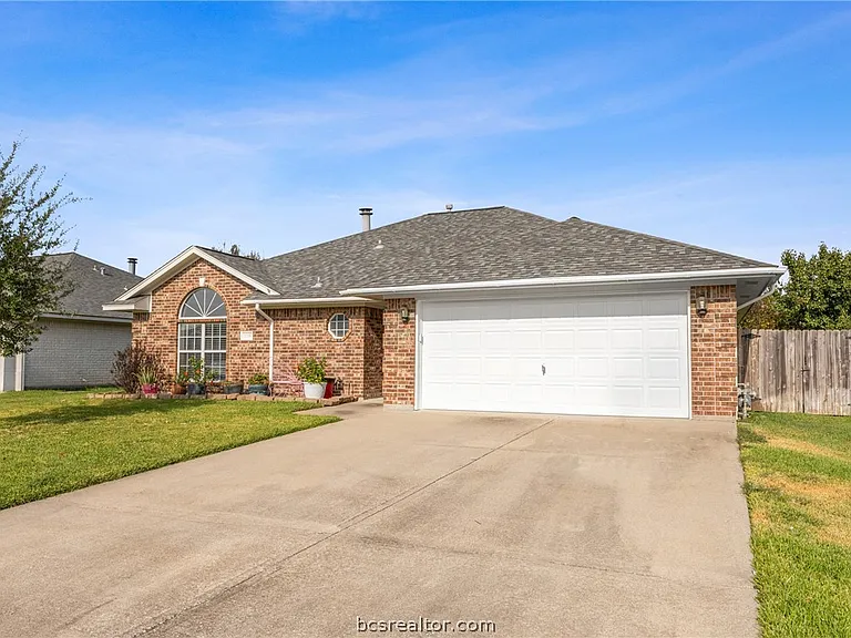 1219 Danville Ln — Photo 2