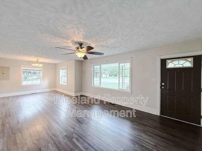 3 bed, 2.0 bath, 1274 sqft, $1,435 — Photo 3