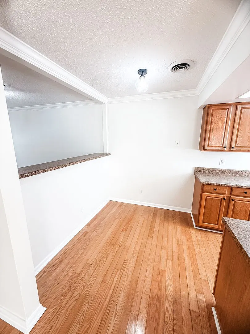 Updated and spacious 3 bedroom 2.5 bath condo in the Bearden/Rocky Hill area — Photo 4