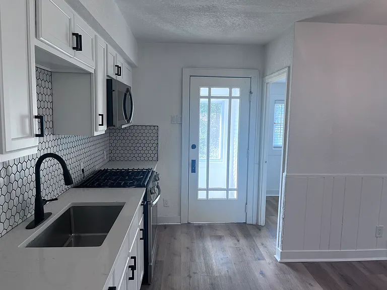 1028 E Potter Ave — Photo 17