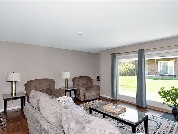 3rd image of 409 Manor Ct Unit A