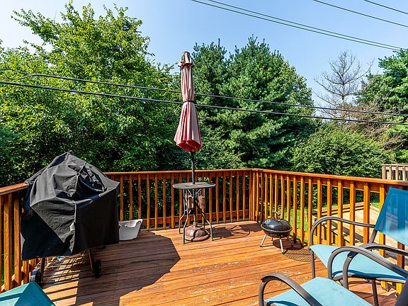 4th image of 327 Mary Rose Ln