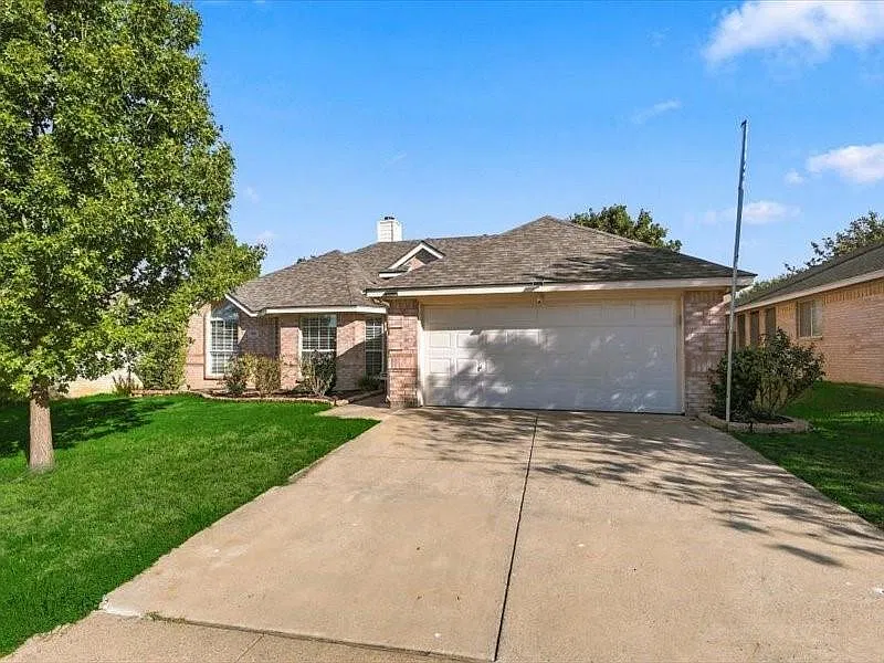 4 bed, 2.0 bath, 1801 sqft, $2,400 — Photo 2