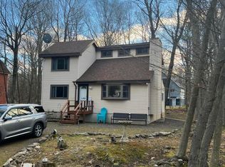 2631 Foxledge Dr, Tobyhanna, PA 18466