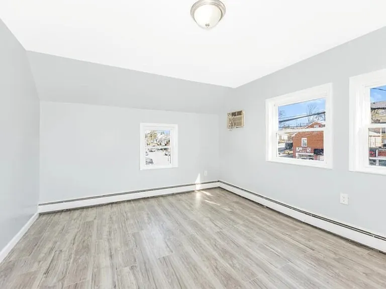 552 Kimball Ave — Photo 9