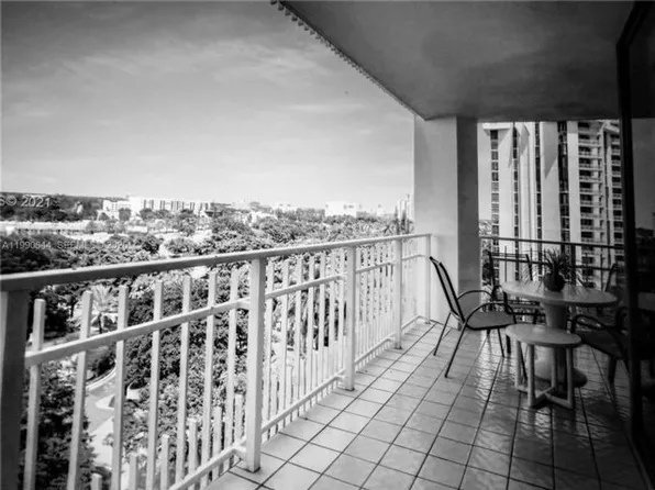 2000 Towerside Ter, Miami, FL