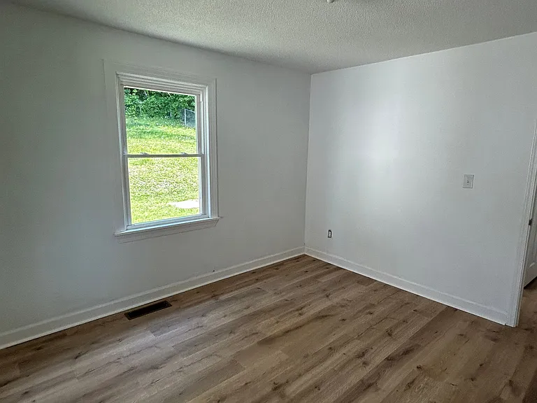 1569 Valley Dr — Photo 12