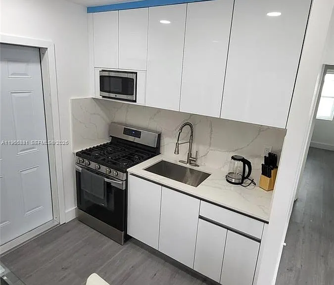 821 NE 6th St #1 — Photo 7