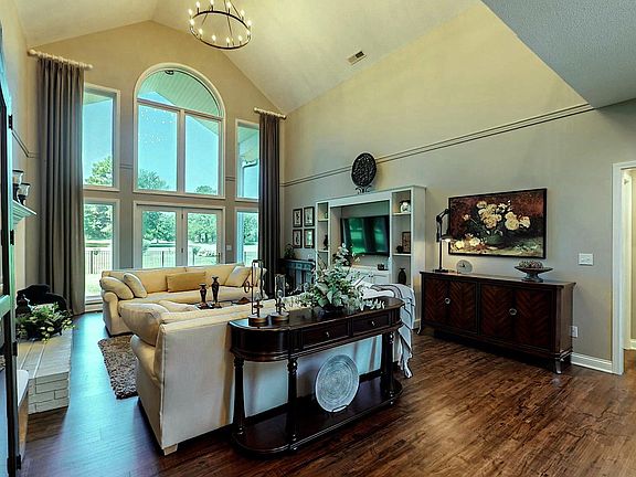 5th image of 201 Country Club Ln