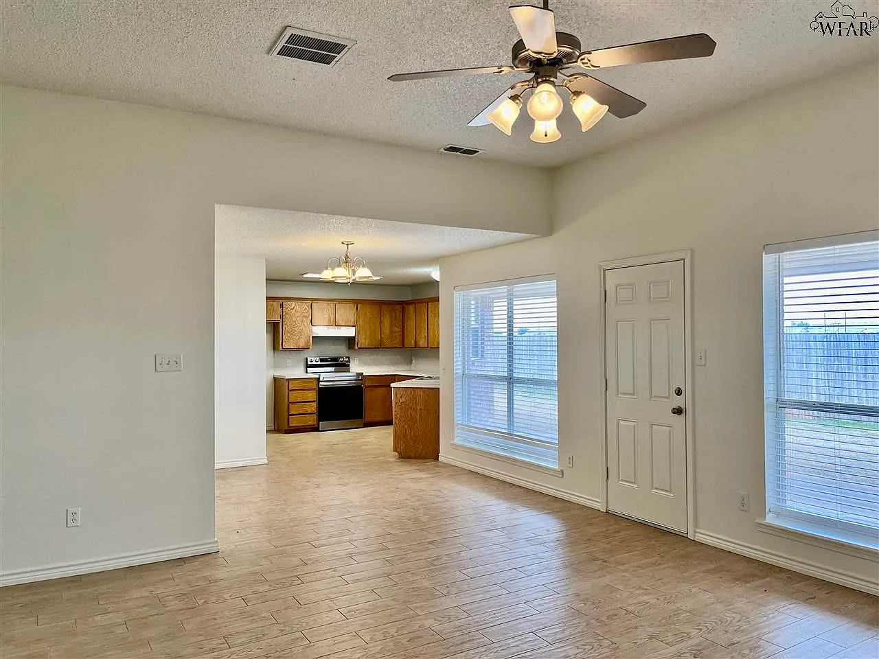 3 bed, 2.0 bath, 1370 sqft, $2,000 — Photo 4