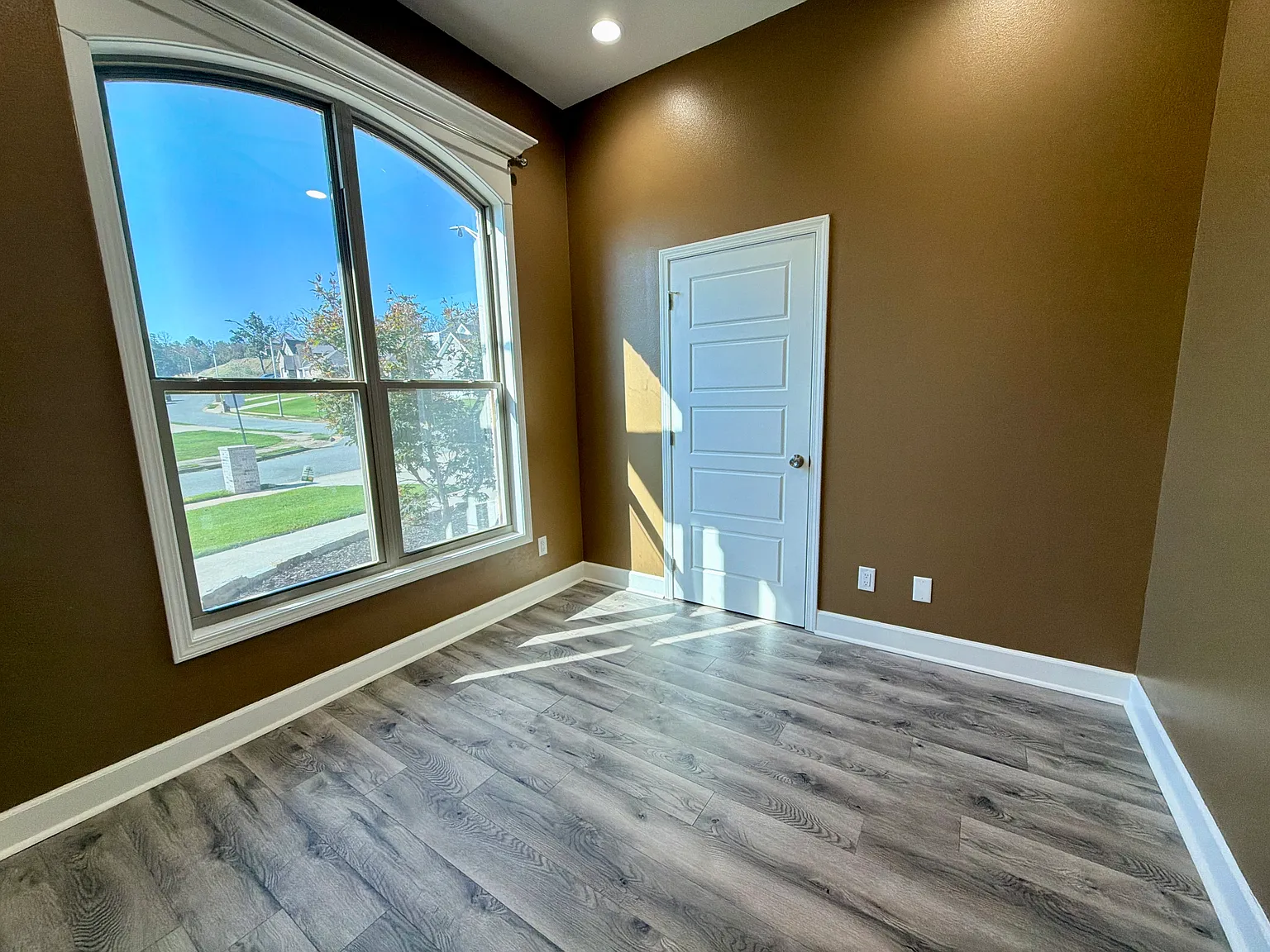 4 bed, 2404 sqft, $2,550 — Photo 3