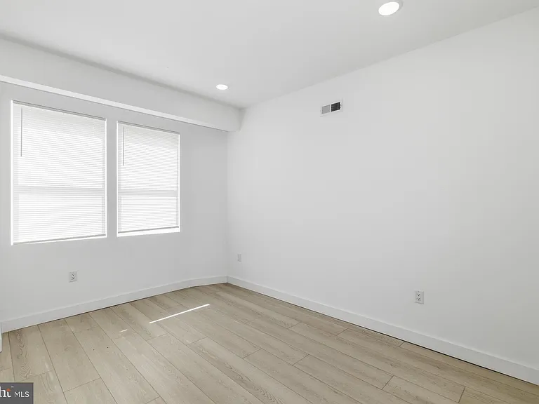 1025 W Orleans St — Photo 12